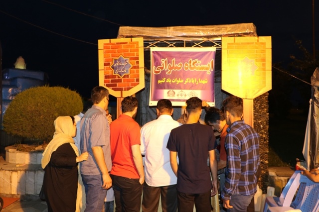 افطاری صلواتی شهرداری ، شورای اسلامی شهر و شرکت قاصدک ترنج همزمان با شب میلاد امام حسن مجتبی(ع) در نمایشگاه و جشنواره ضیافت خوبان در حاشیه شمالی استخر مورد استقبال شهروندان روزه دار لاهیجان قرار گرفت.